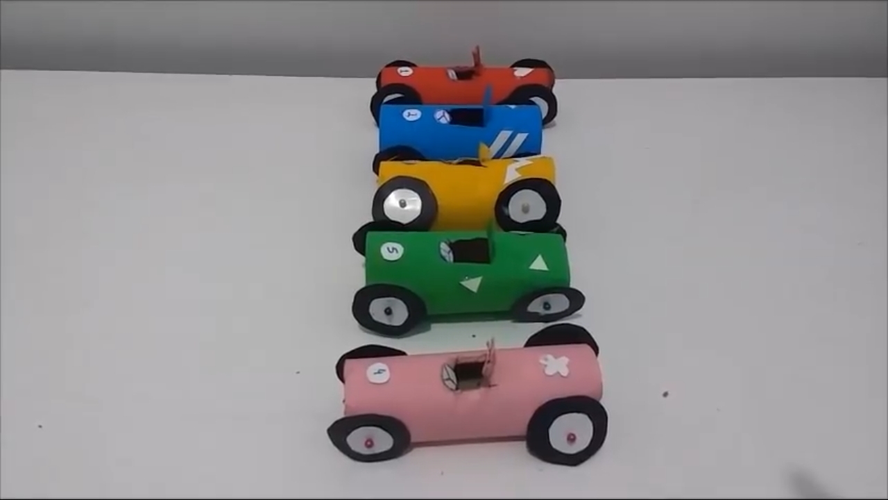 Carrinho com rolo de papel higiênico 